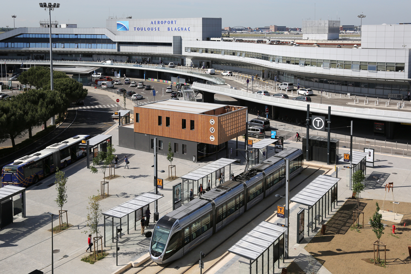 L'aéroport de Toulouse dispose d'un seul terminal passagers divisé en 4 halls.